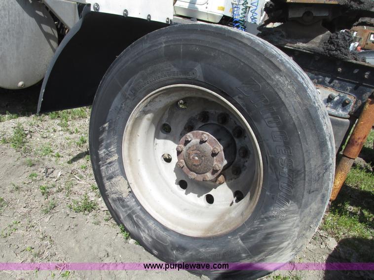 image for item F7377 2001 Mack CH613 MaxiCruise semi truck