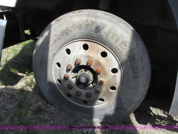 image for item F7377 2001 Mack CH613 MaxiCruise semi truck