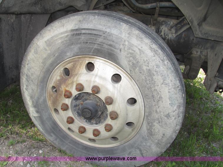 image for item F7377 2001 Mack CH613 MaxiCruise semi truck