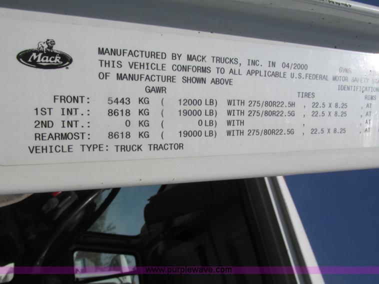 image for item F7377 2001 Mack CH613 MaxiCruise semi truck