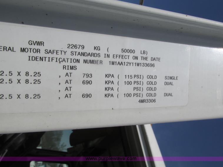 image for item F7377 2001 Mack CH613 MaxiCruise semi truck