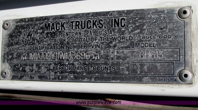 image for item F7377 2001 Mack CH613 MaxiCruise semi truck