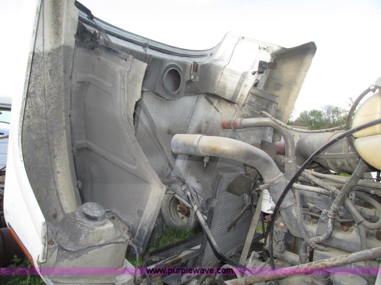 image for item F7377 2001 Mack CH613 MaxiCruise semi truck