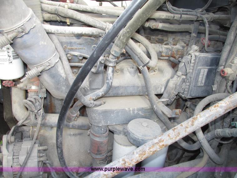 image for item F7377 2001 Mack CH613 MaxiCruise semi truck