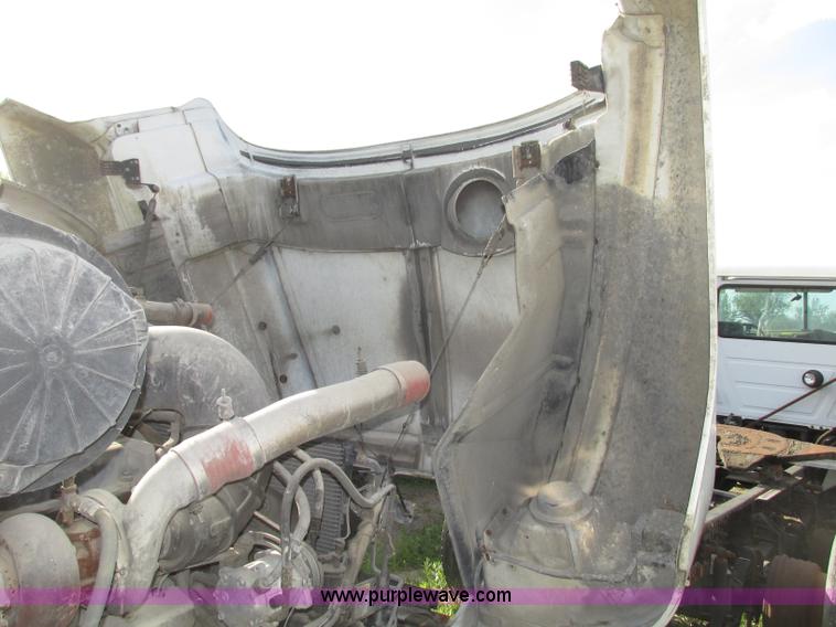 image for item F7377 2001 Mack CH613 MaxiCruise semi truck