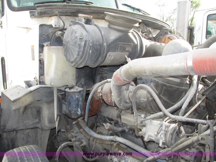 image for item F7377 2001 Mack CH613 MaxiCruise semi truck