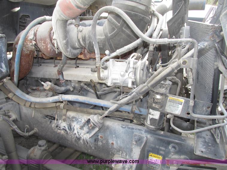 image for item F7377 2001 Mack CH613 MaxiCruise semi truck