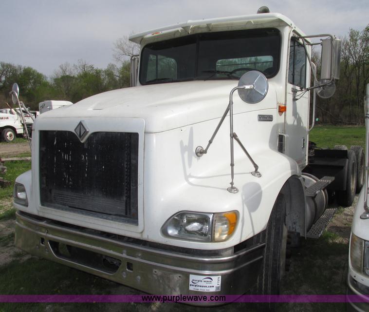 image for item F7379 1998 International 9200 semi truck