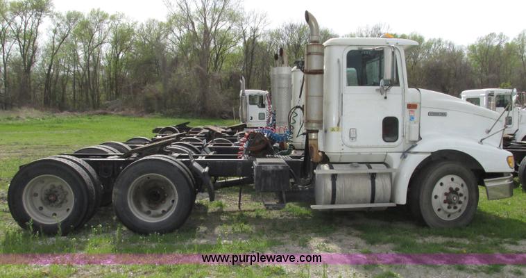 image for item F7379 1998 International 9200 semi truck