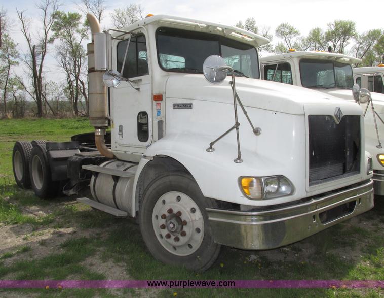 image for item F7379 1998 International 9200 semi truck
