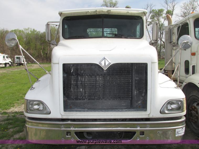 image for item F7379 1998 International 9200 semi truck