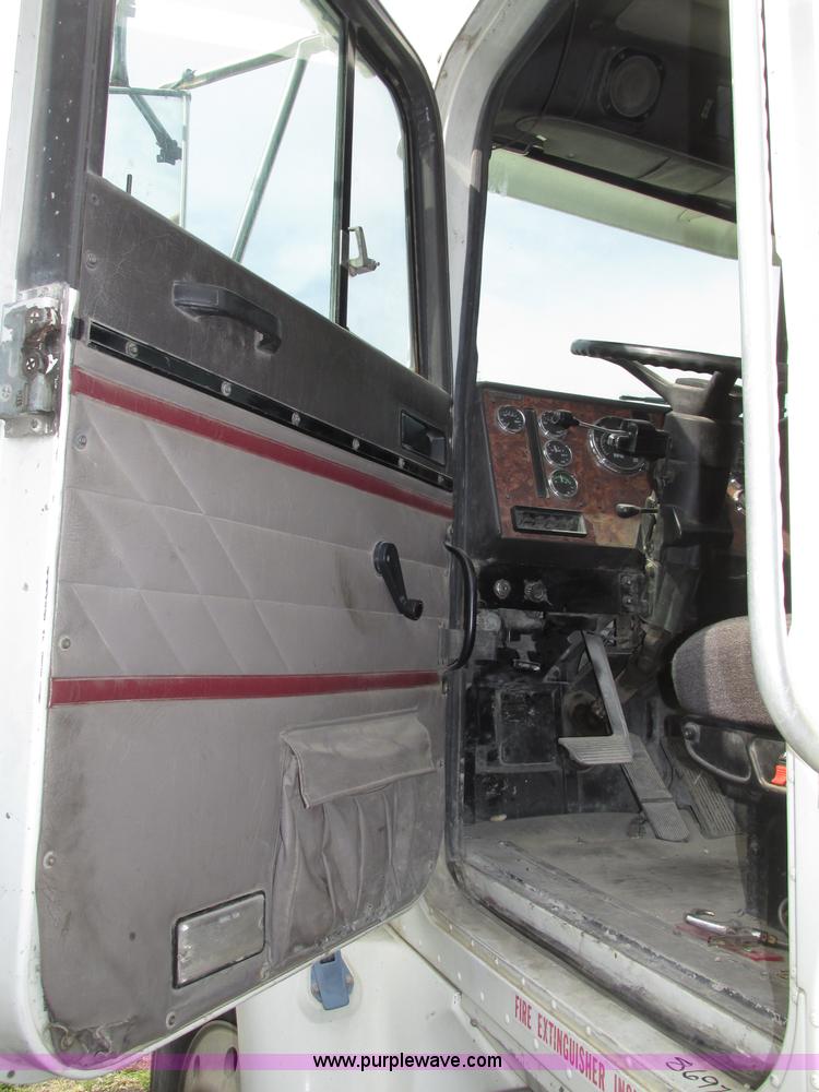 image for item F7379 1998 International 9200 semi truck