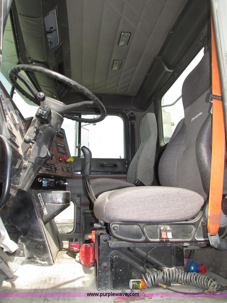 image for item F7379 1998 International 9200 semi truck