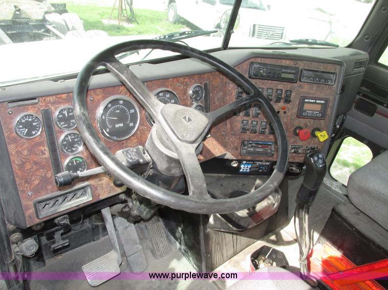 image for item F7379 1998 International 9200 semi truck