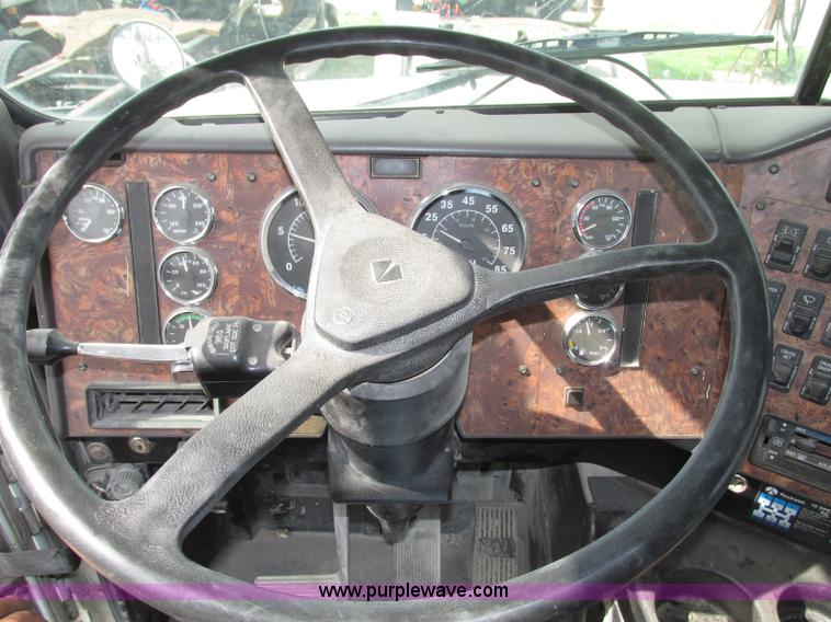 image for item F7379 1998 International 9200 semi truck