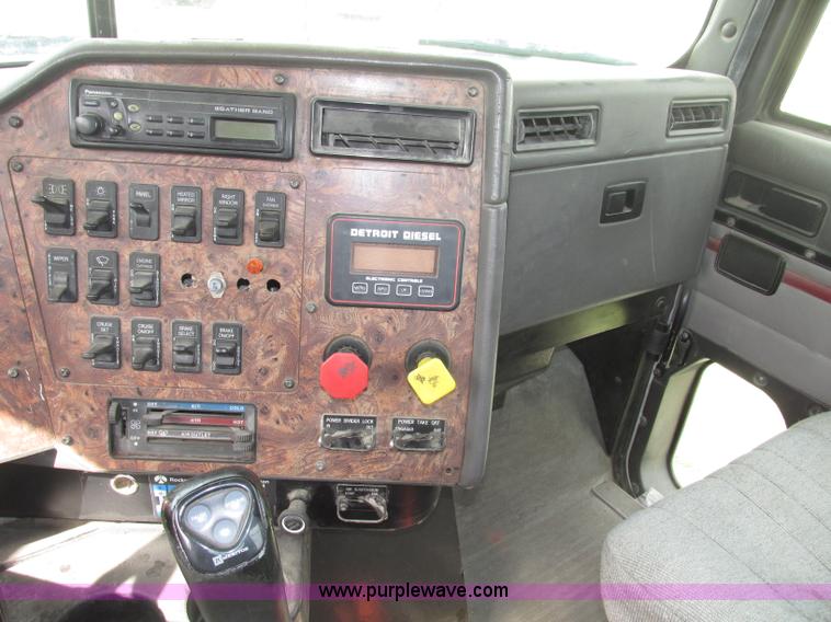 image for item F7379 1998 International 9200 semi truck