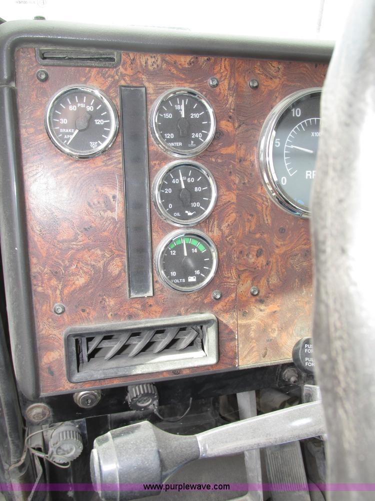 image for item F7379 1998 International 9200 semi truck