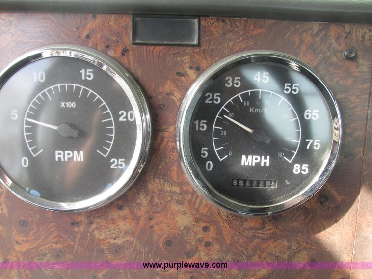 image for item F7379 1998 International 9200 semi truck