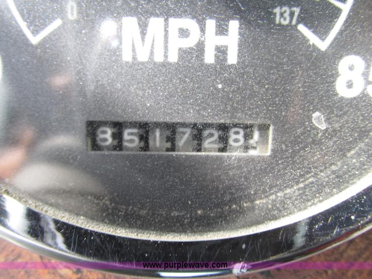 image for item F7379 1998 International 9200 semi truck