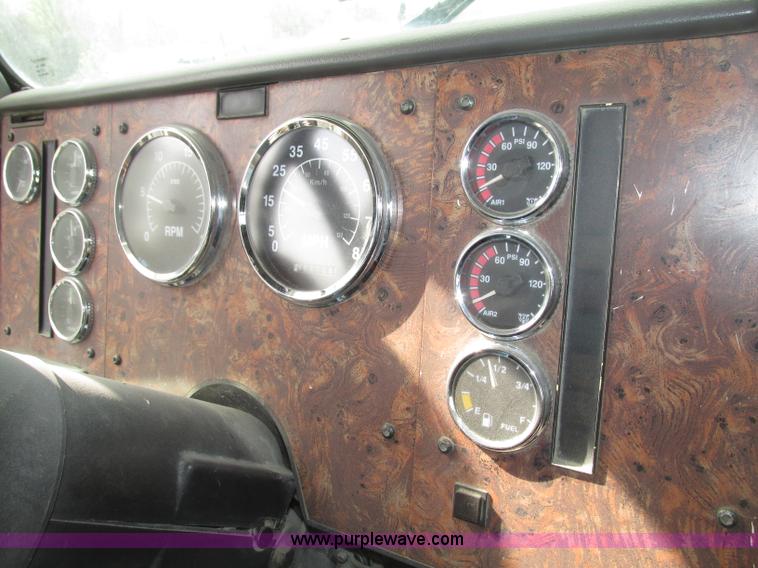 image for item F7379 1998 International 9200 semi truck