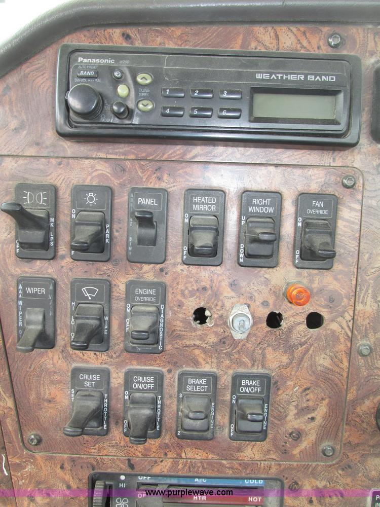 image for item F7379 1998 International 9200 semi truck