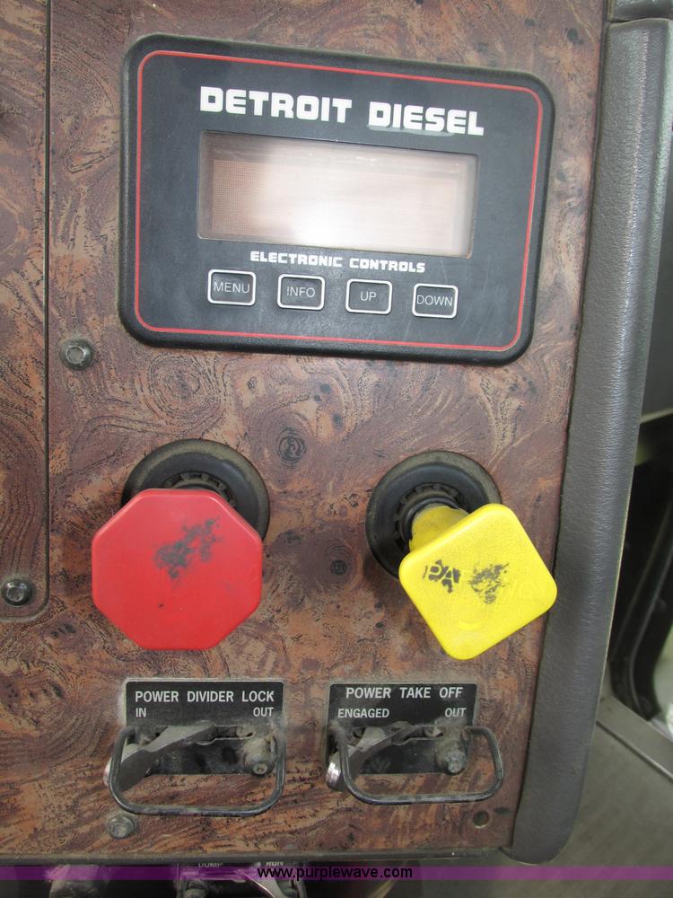 image for item F7379 1998 International 9200 semi truck