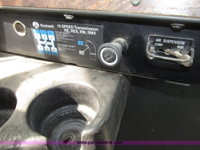 image for item F7379 1998 International 9200 semi truck