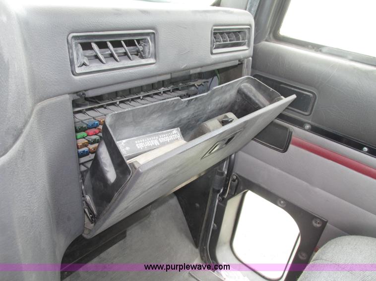 image for item F7379 1998 International 9200 semi truck