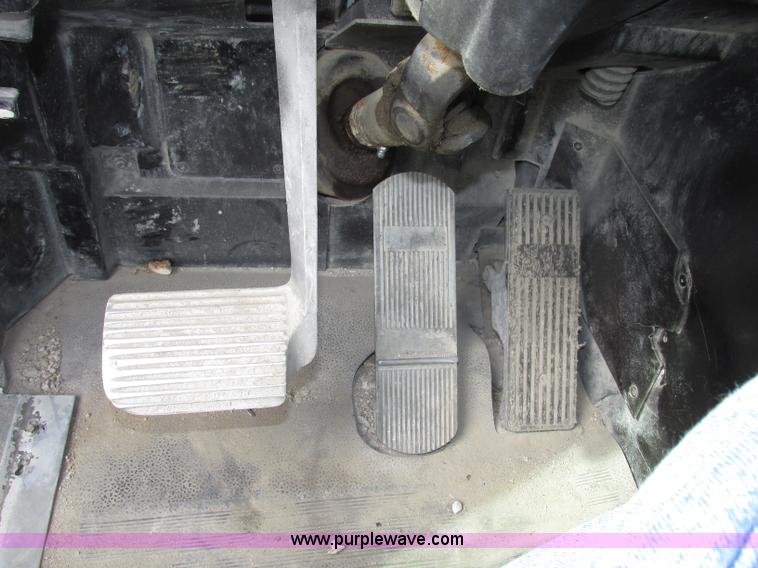 image for item F7379 1998 International 9200 semi truck