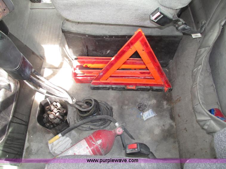 image for item F7379 1998 International 9200 semi truck