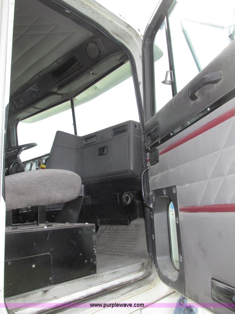 image for item F7379 1998 International 9200 semi truck