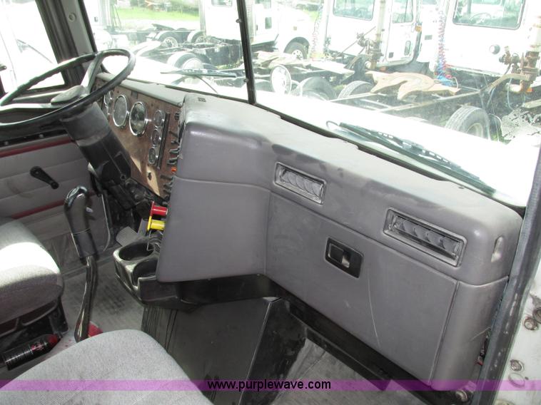 image for item F7379 1998 International 9200 semi truck