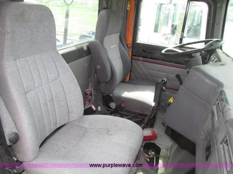 image for item F7379 1998 International 9200 semi truck