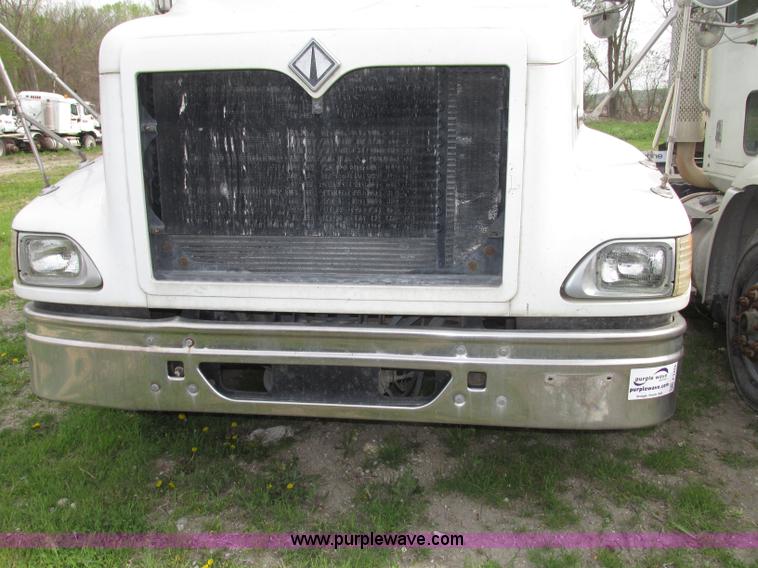 image for item F7379 1998 International 9200 semi truck