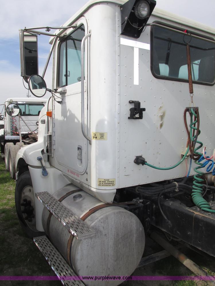 image for item F7379 1998 International 9200 semi truck