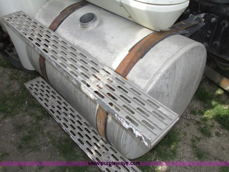 image for item F7379 1998 International 9200 semi truck