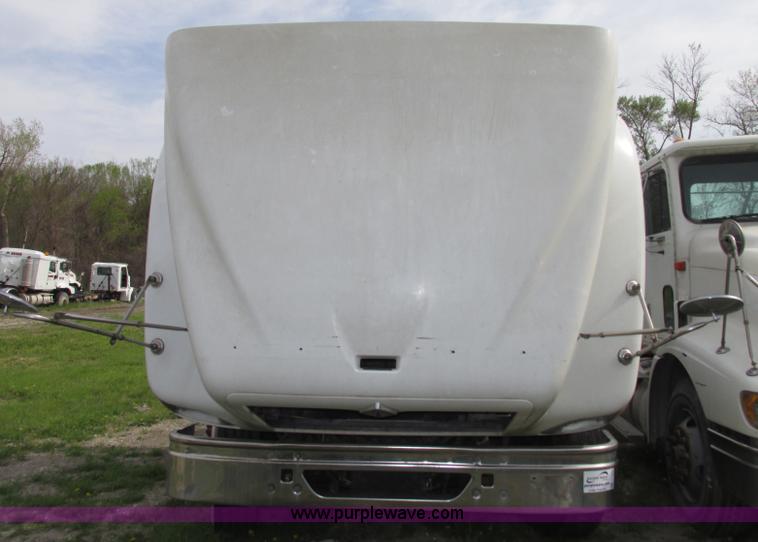 image for item F7379 1998 International 9200 semi truck