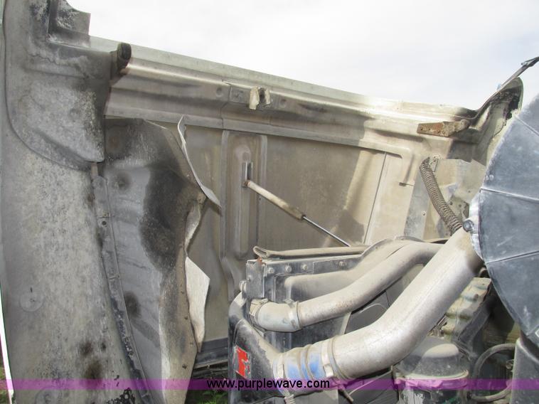 image for item F7379 1998 International 9200 semi truck