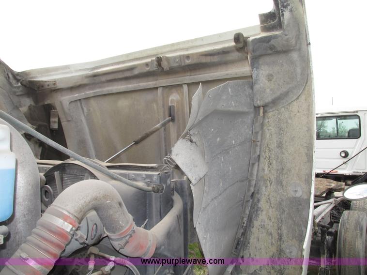 image for item F7379 1998 International 9200 semi truck