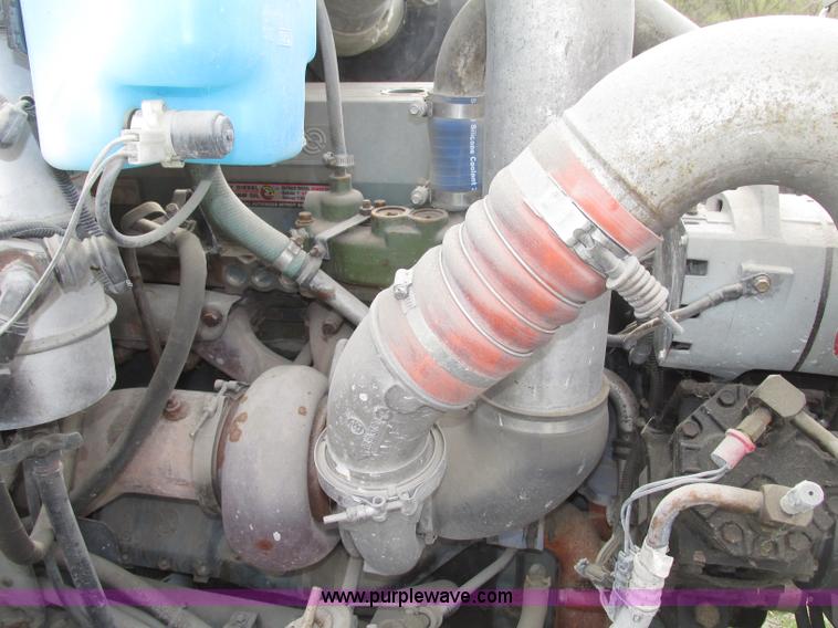 image for item F7379 1998 International 9200 semi truck