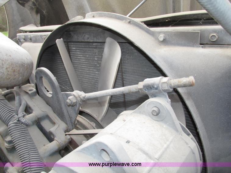 image for item F7379 1998 International 9200 semi truck