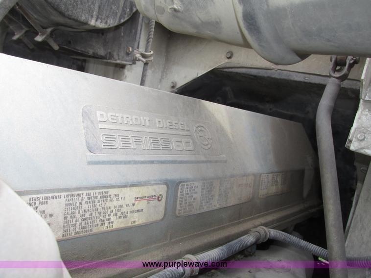 image for item F7379 1998 International 9200 semi truck