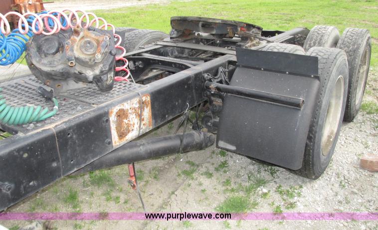 image for item F7379 1998 International 9200 semi truck