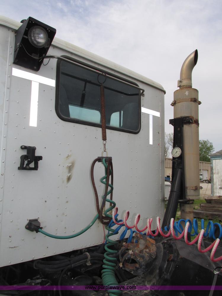 image for item F7379 1998 International 9200 semi truck