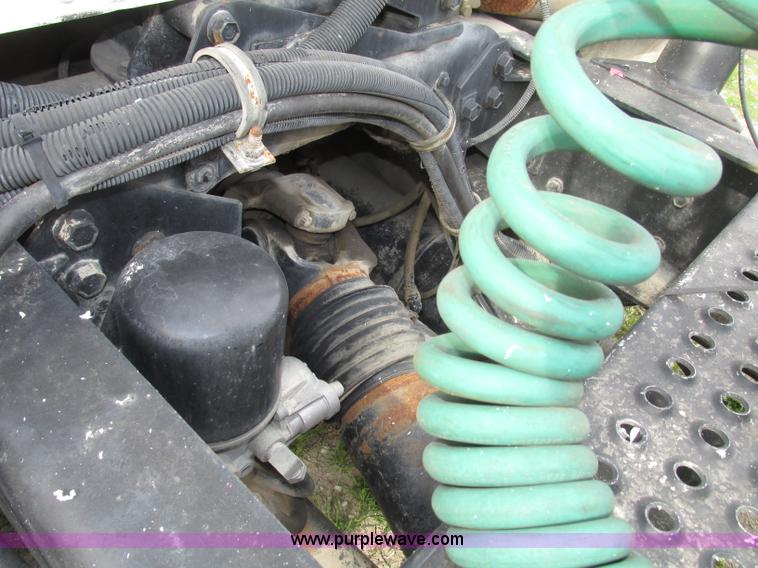 image for item F7379 1998 International 9200 semi truck