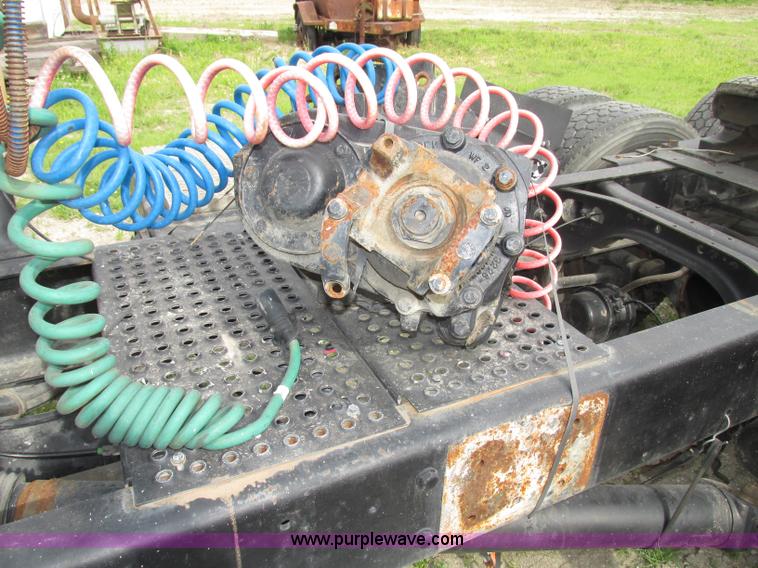 image for item F7379 1998 International 9200 semi truck