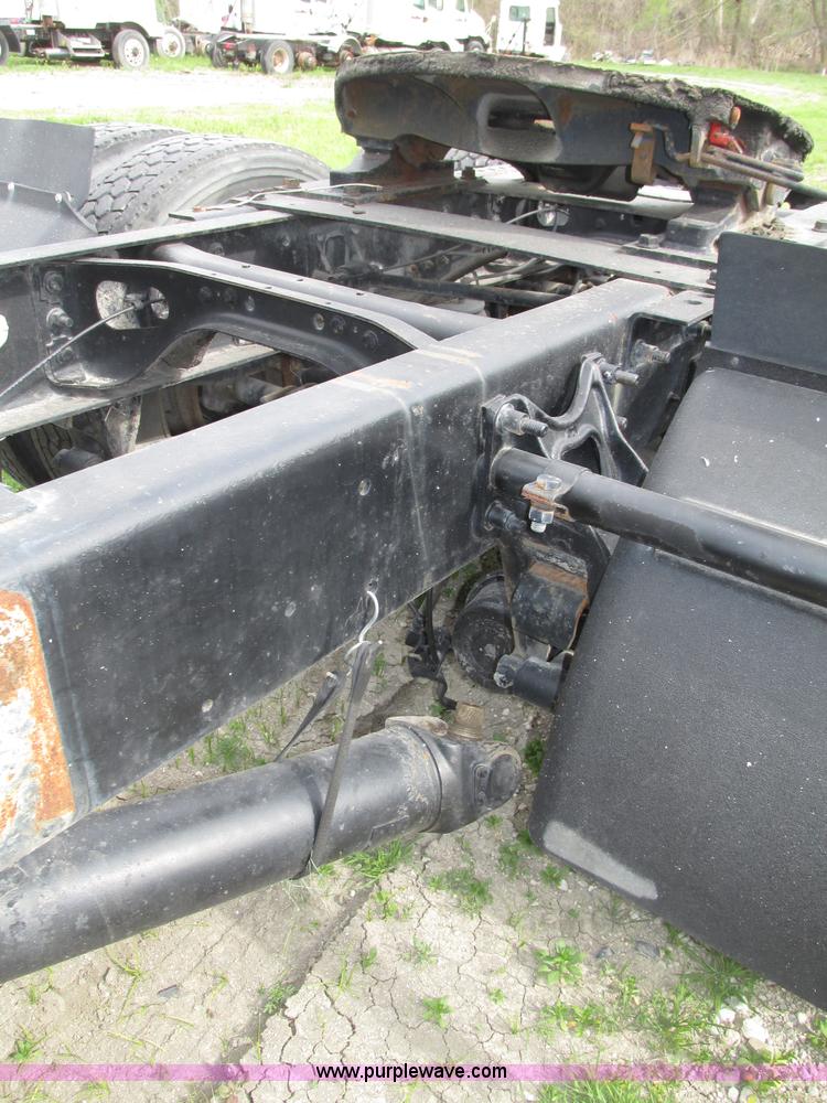 image for item F7379 1998 International 9200 semi truck