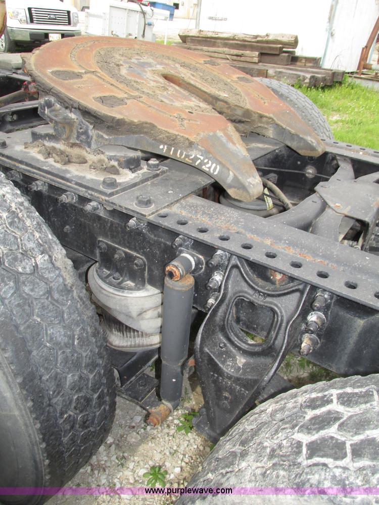 image for item F7379 1998 International 9200 semi truck