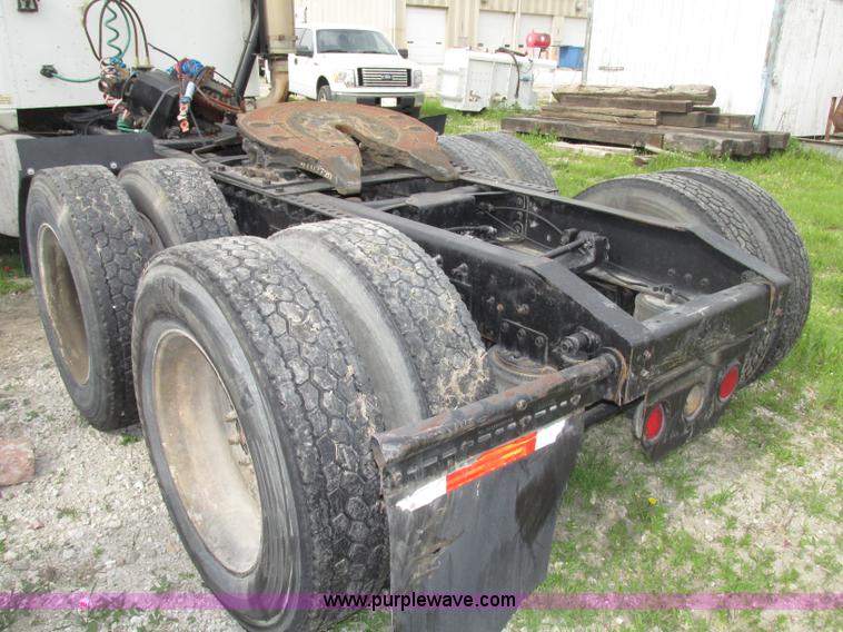 image for item F7379 1998 International 9200 semi truck