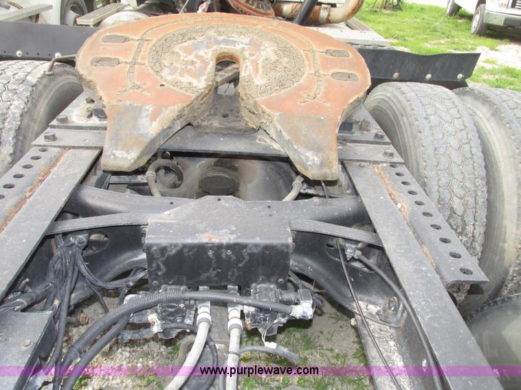 image for item F7379 1998 International 9200 semi truck